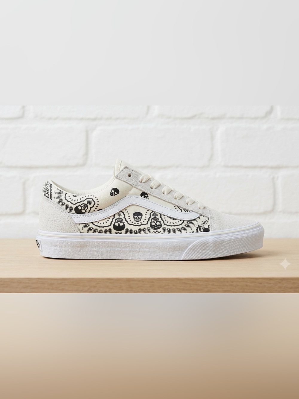 Vans Style 36 Bandana Paisley Skull White Black Low Top Shoes EUC Women 8 M 6.5